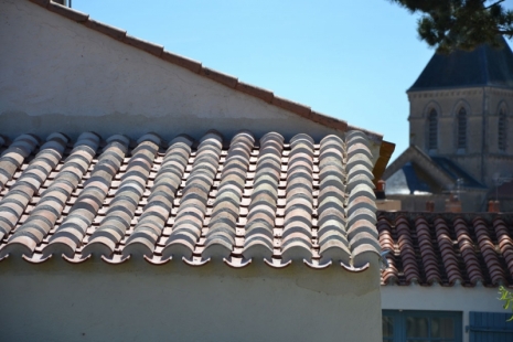 Tuiles tige de botte pigeonnées, couverture d'une habitation de la Chaize Giraud