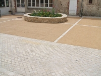 Aménagement en béton poreux couleur sable et pavage en granit