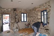 Travail en cours : enduit à pierres vues