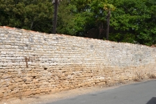 Reconstruction d'un mur en partie écroulé en pierre de pays à Angles