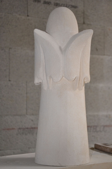 Fleuron sculpté dans une pierre de Thénac, (Eglise Sainte Flaive des Loups)