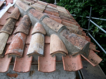 Tuiles tige de botte, arrêtier scellé sur le pigeonnier (logis La Bodinière aux Aubiers)