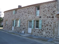 Restauration de façade avec enduit à pierres vues (Landeronde : 85)