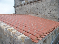 Couverture de l' Eglise de La Chaize Giraud en tuiles tige de botte pigeonnées